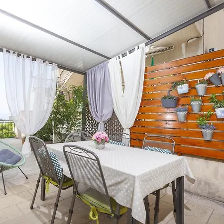 Apartment Maras *